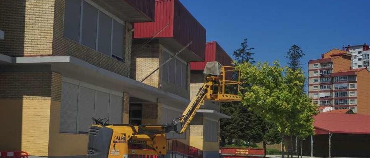 Los operarios municipales estuvieron ayer trabajando en los colegios Arealonga y Vagalume. // Iñaki Abella