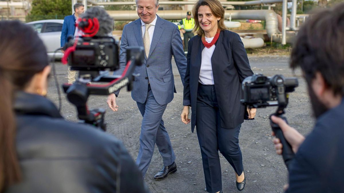 -La vicepresidenta tercera y ministra para la Transición Ecológica y el Reto Demográfico, Teresa Ribera, y el CEO de CEPSA, Maarten Wetselaar, a su llegada al acto de Cepsa.