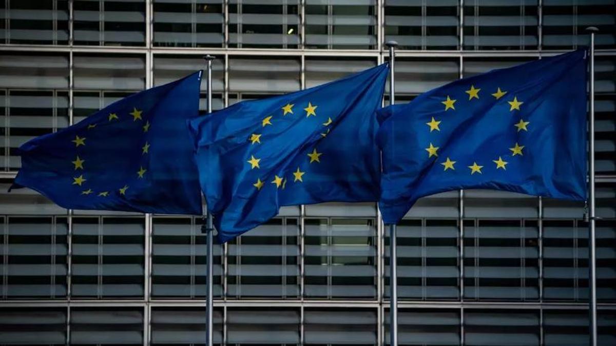 Banderas de la UE en la sede de la Comisión Europea en Bruselas