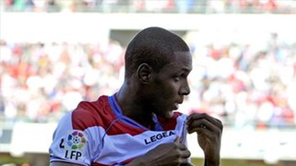 El delantero del Granada Ighalo celebra uno de sus goles con un compañero.