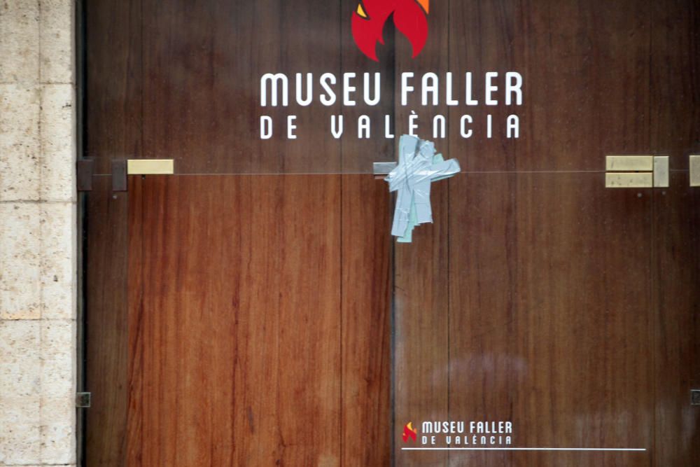 El viento rompe la puerta de cristal del Museo Fallero