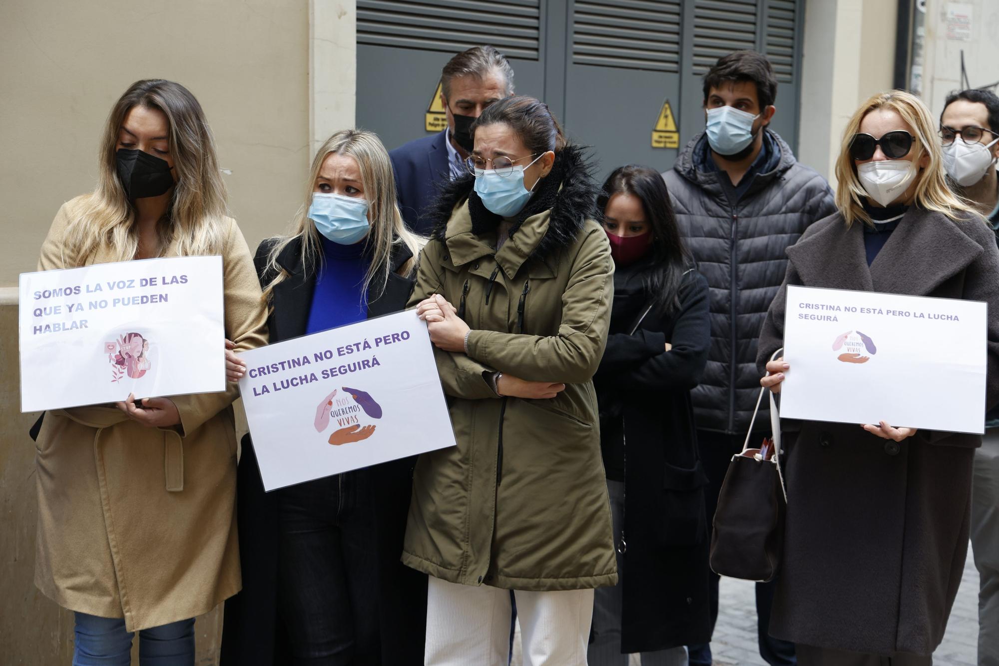 Minuto de silencio por Cristina, la mujer asesinada en València el sábado por su pareja