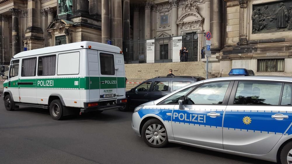 Un policía ha abierto fuego este domingo contra un sospechoso en la Catedral de Berlín. El agente está herido y