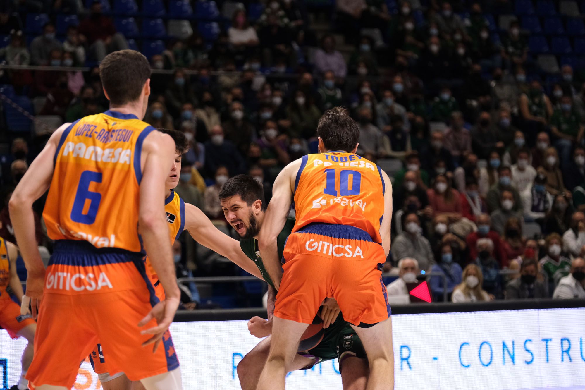 Las imágenes del Unicaja - Valencia Basket de la Liga Endesa.