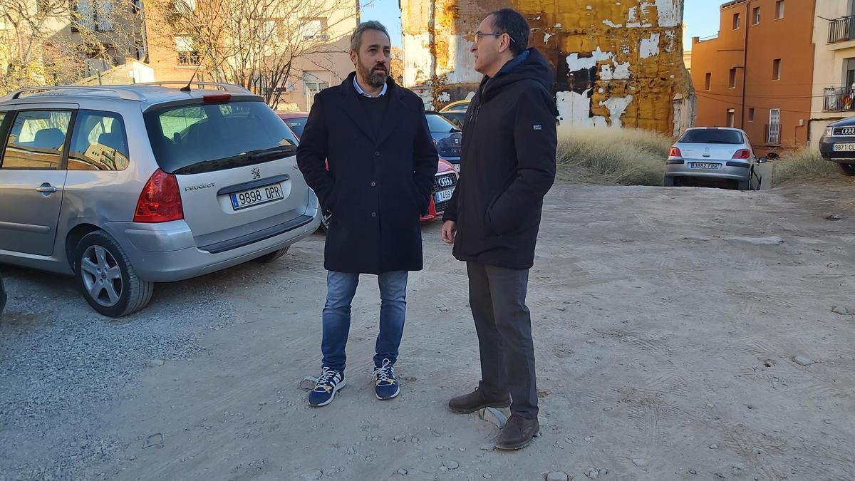 Ramon Bacardit i Josep Gili, al solar de l'aparcament &quot;espontani&quot; del carrer Remei de Dalt