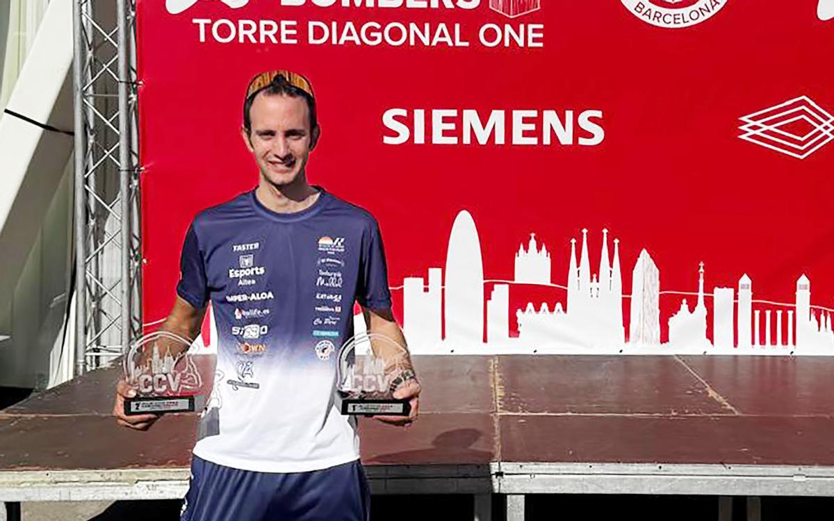 Angel López Amor con los trofeos como campeón de España 2025 en subida vertical