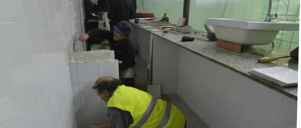 Los operarios municipales trabajan en las obras de acondicionamiento del interior del Mercado Central de Abastos.