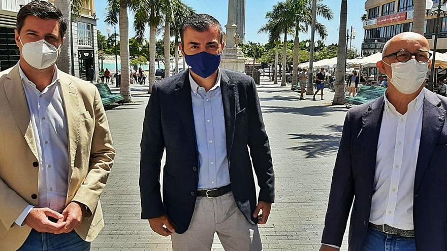 Manuel Domínguez (centro) ayer en Santa Cruz de Tenerife.