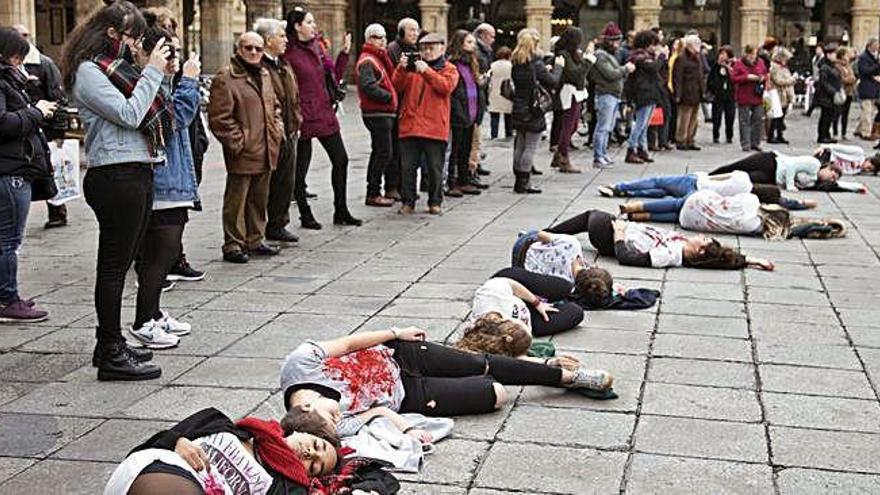 La Plaza Mayor de Salamanca, &quot;espejo&quot; de las 97 mujeres muertas en lo que va de año