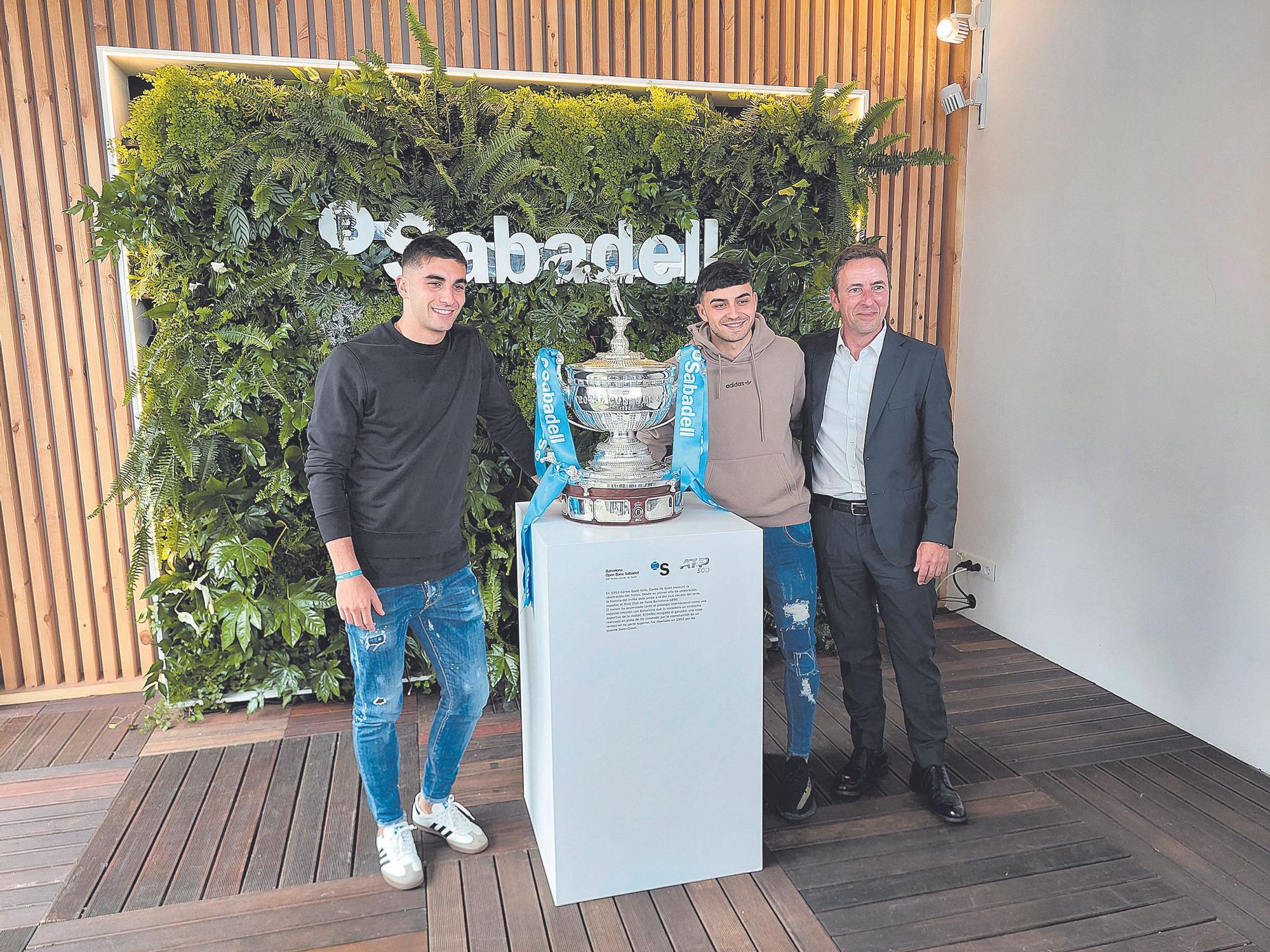 Pedri y Ferran Torres visitaron el estand del banco en el Barcelona Open Banc Sabadell