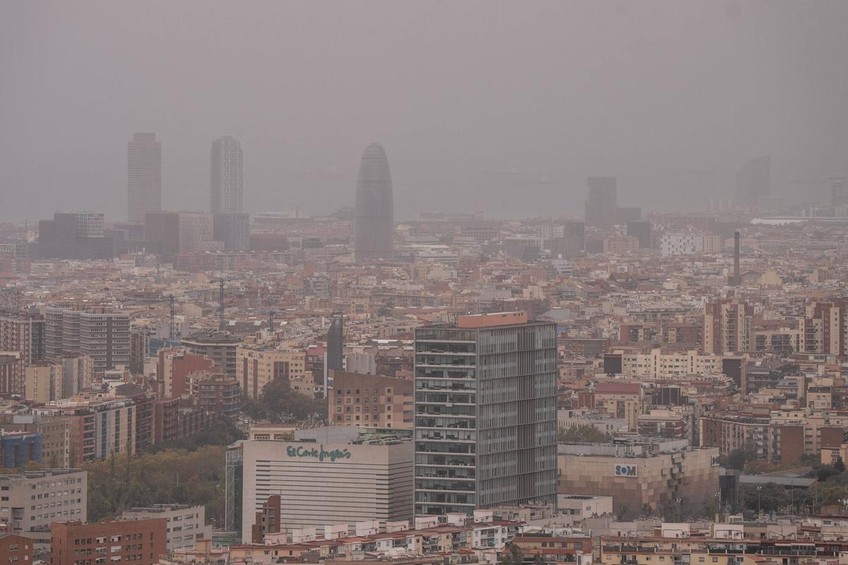 La calitja, la pols en suspensió procedent del nord d'Àfrica, arriba a Barcelona