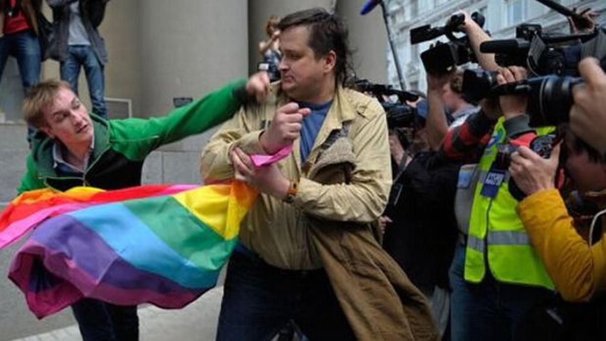 Un hombre del colectivo LGBT recibe un puñetazo durante las marchas del Orgullo en Rusia