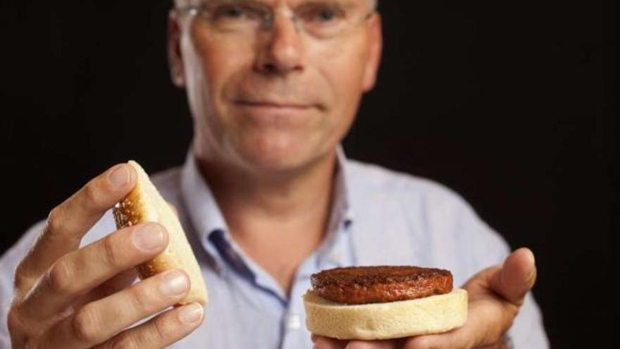 El profesor e investigador Mark Post muestra la hamburguesa artificial.  // Efe