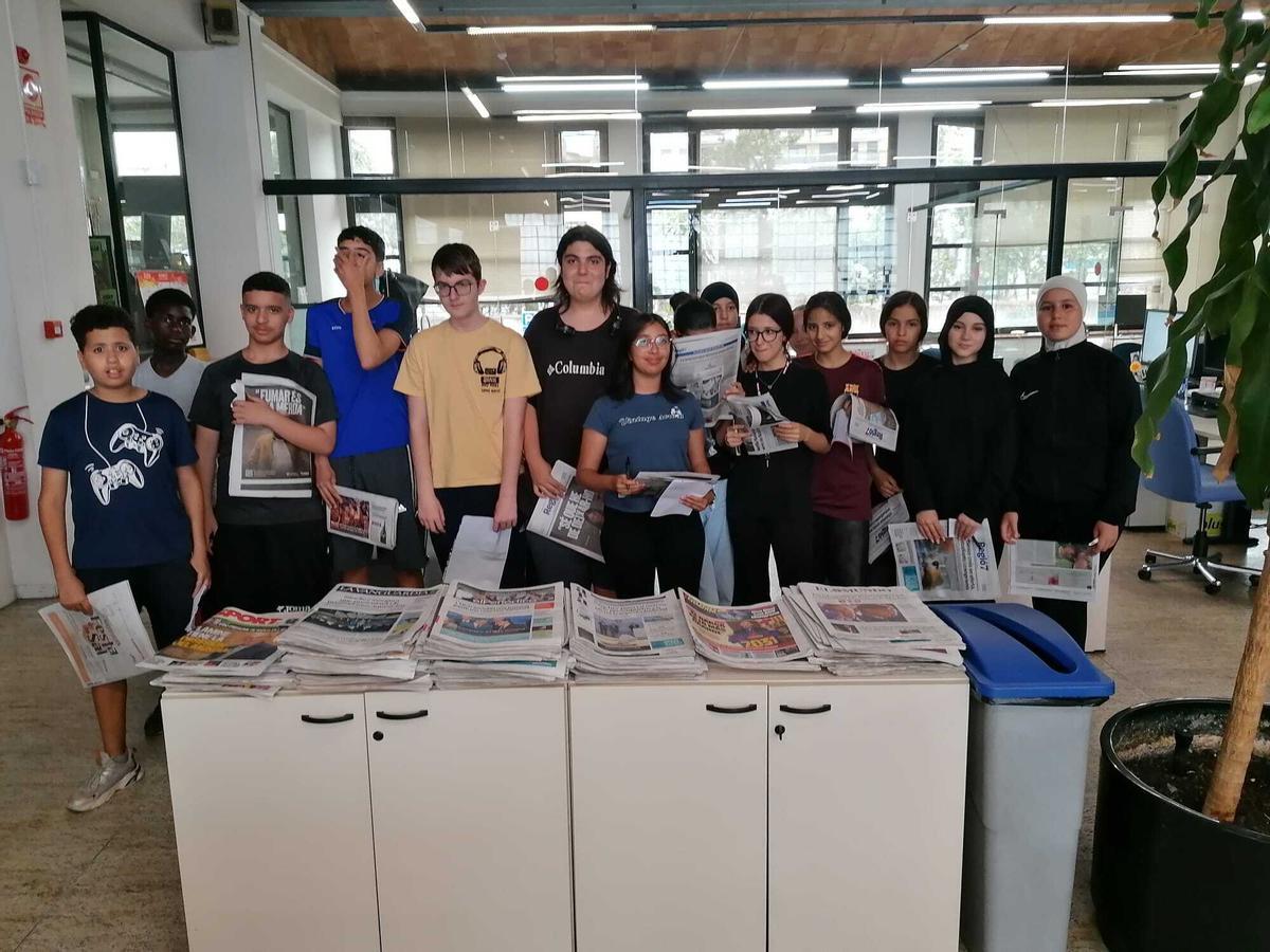 Alguns dels alumnes de l'institut Guillem Catà que van visitar la redacció