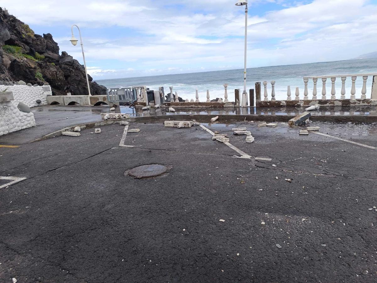 Las olas rompen los pilares del paseo de Las Aguas, en San Juan de la Rambla