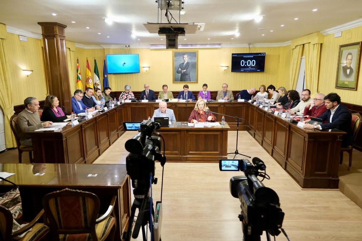 Miembros de la Corporación municipal de Cabra, en un momento del pleno.