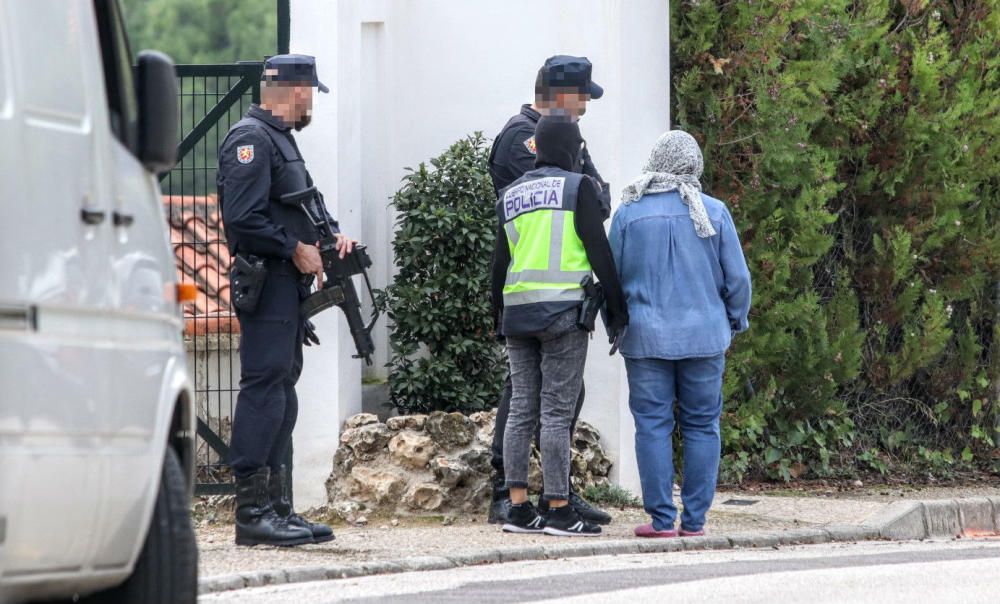 La Policía registra la casa del supuesto yihadista detenido en Cocentaina