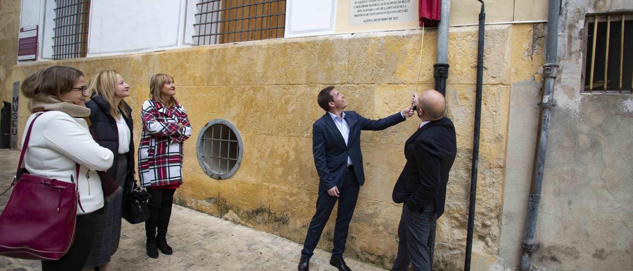 El alcalde y el presidente de la diputación descubren una placa por el bicentenario de la Diputación de Xàtiva.