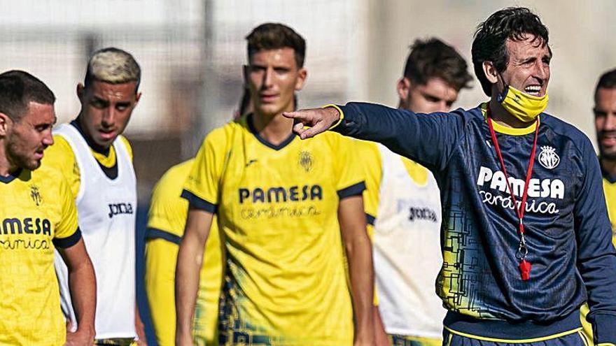 El técnico de Hondarribia con sus futbolistas detrás.