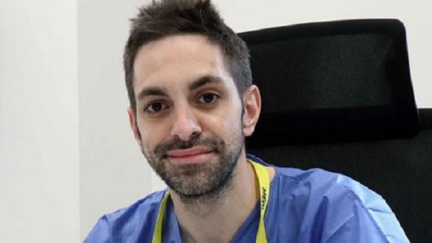 El doctor Francisco Javier Goenaga, en su consulta.  | Cedida