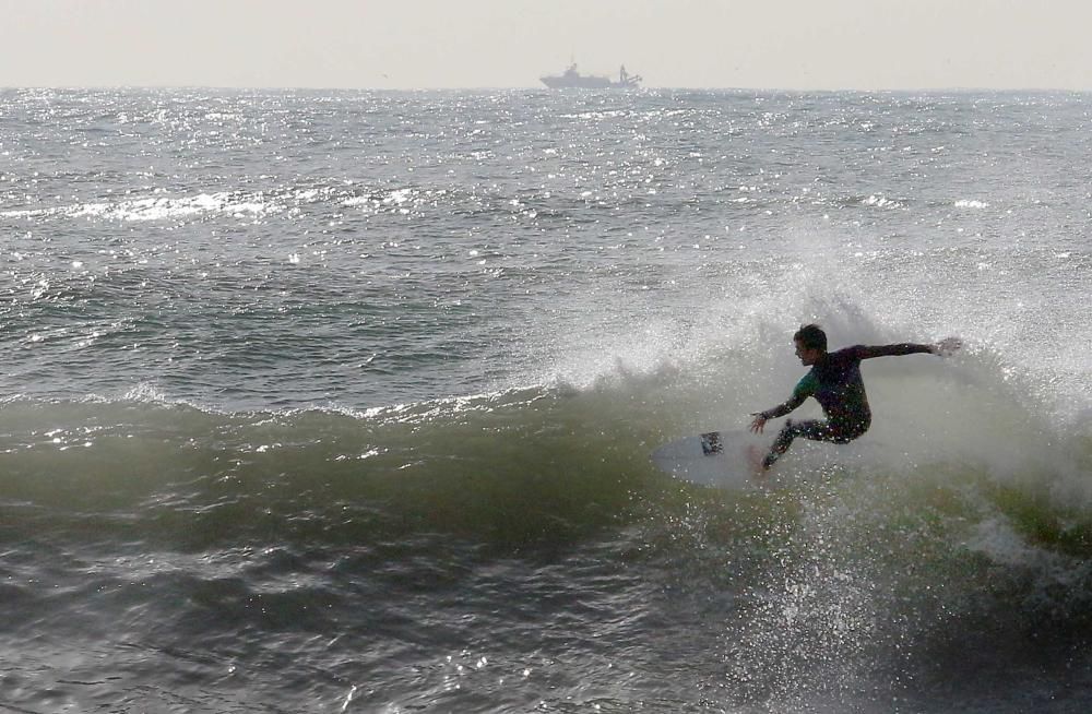 Las olas de 5 metros que se alcanzaron este miércoles en la costa malagueña fueron aprovechadas por unos pocos intrépidos surferos