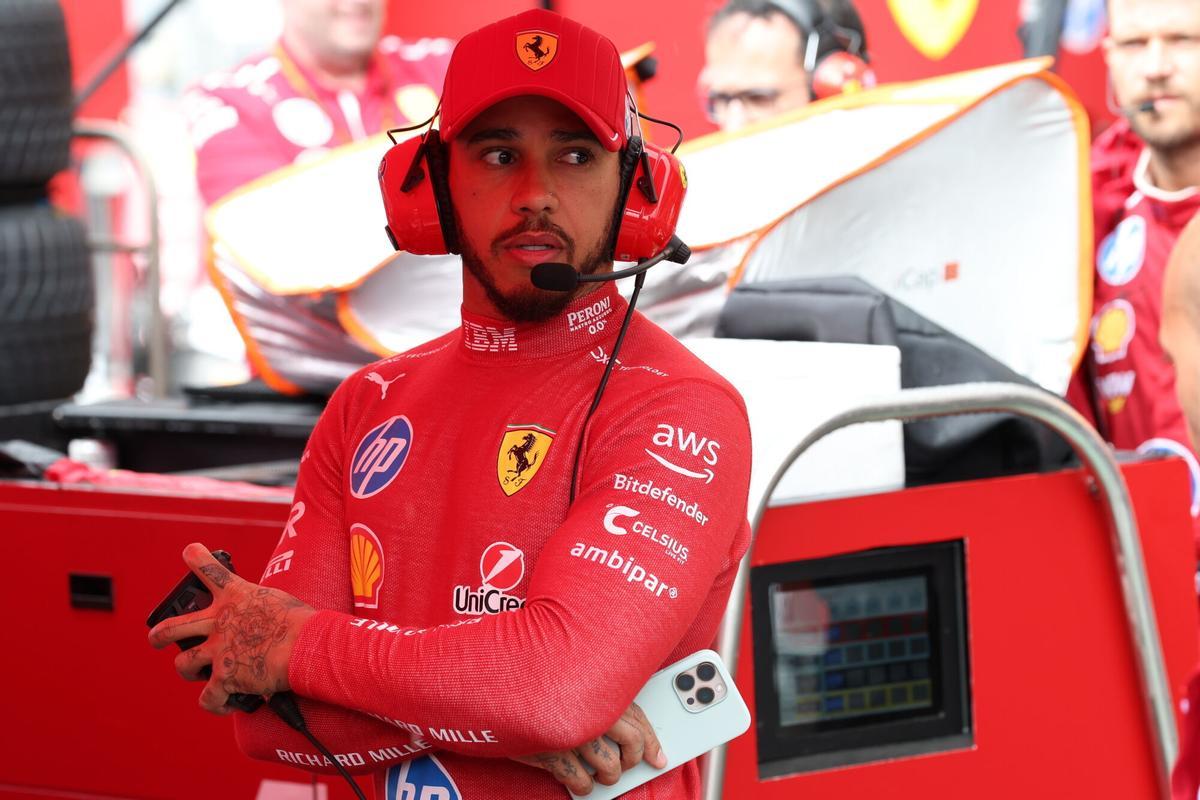 FRANCORCHAMPS (Belgium), 27/07/2025.- Scuderia Ferrari driver Lewis Hamilton of Britain looks on as the race start is suspended due to rain in the 2025 Formula 1 Belgian Grand Prix at the Circuit de Spa-Francorchamps, Belgium, 27 July 2025. (Fórmula Uno, Bélgica, Reino Unido) EFE/EPA/YVES HERMAN / POOL. gp belgica 2025. accion. circuito spa francorchamps