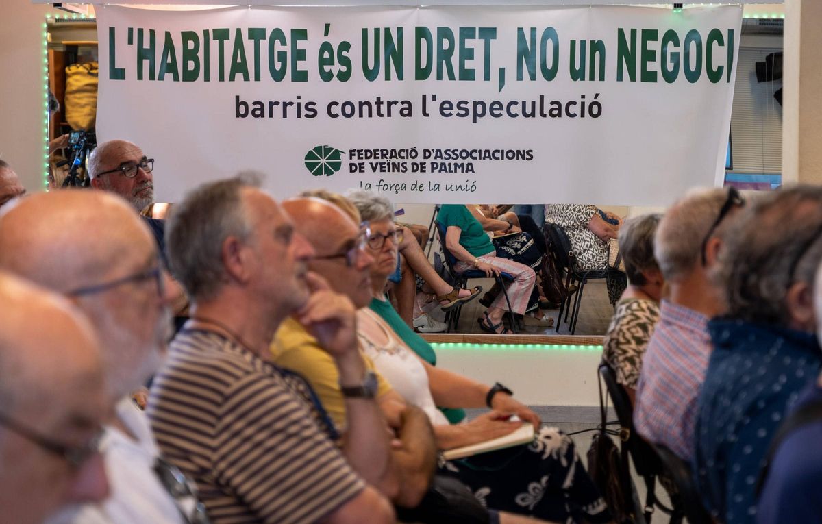 Pancarta contra la especulación en la asamblea vecinal celebrada ayer.