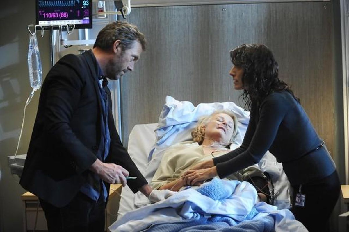 House (Hugh Laurie) i Cuddy (Lisa Edelstein), amb la mare d’aquesta (Candice Bergen), en l’episodi ’Family practice’, que ha ajudat el doctor Schaefer a resoldre el seu cas. House (Hugh Laurie) i Cuddy (Lisa Edelstein), amb la mare d’aquesta (Candice Bergen), en l’episodi ’Family practice’, que ha ajudat el doctor Schaefer a resoldre el seu cas.