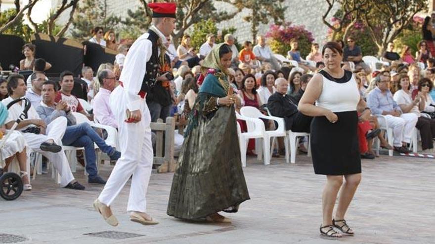 Lina Sansano, exconcejala de Cultura de Ibiza, baila en el parque Reina Sofía.