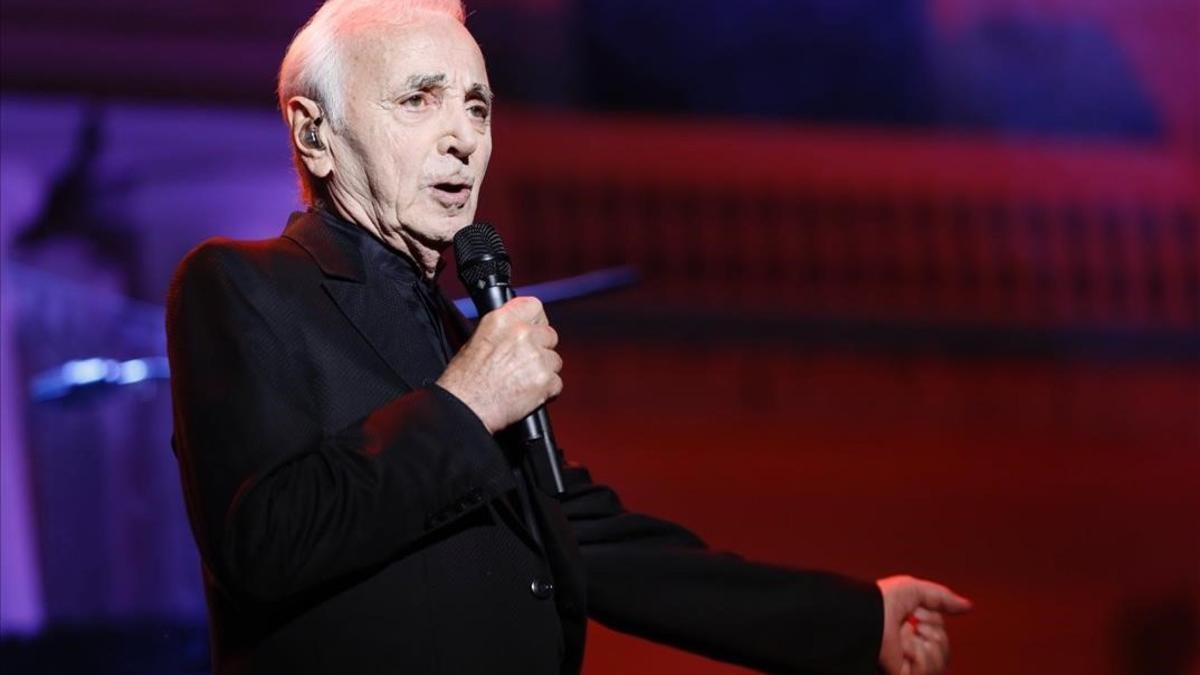 El cantante Charles Aznavour durante su actuación en los jardines de Pedralbes en Barcelona.