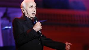 El cantante Charles Aznavour durante su actuación en el Festival Jardins de Pedralbes.