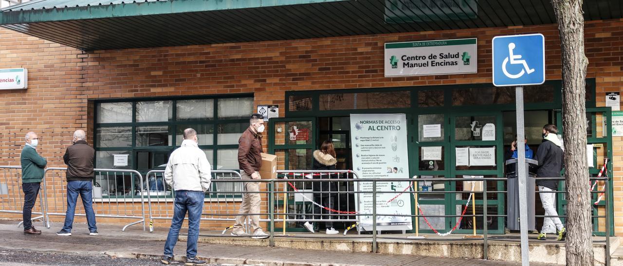 Colas en el centro de salud Manuel Encinas para hacerse un test de antígenos en diciembre del pasado año.