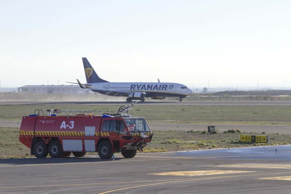 Llegada del primer avión al aeropuerto de Corvera