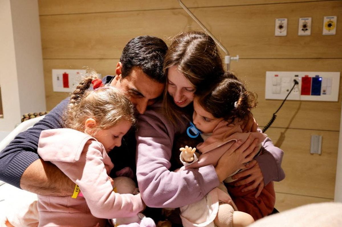 Aviv y Raz Asher y su madre Doron se reencuentran con su familia tras ser liberadas por Hamás