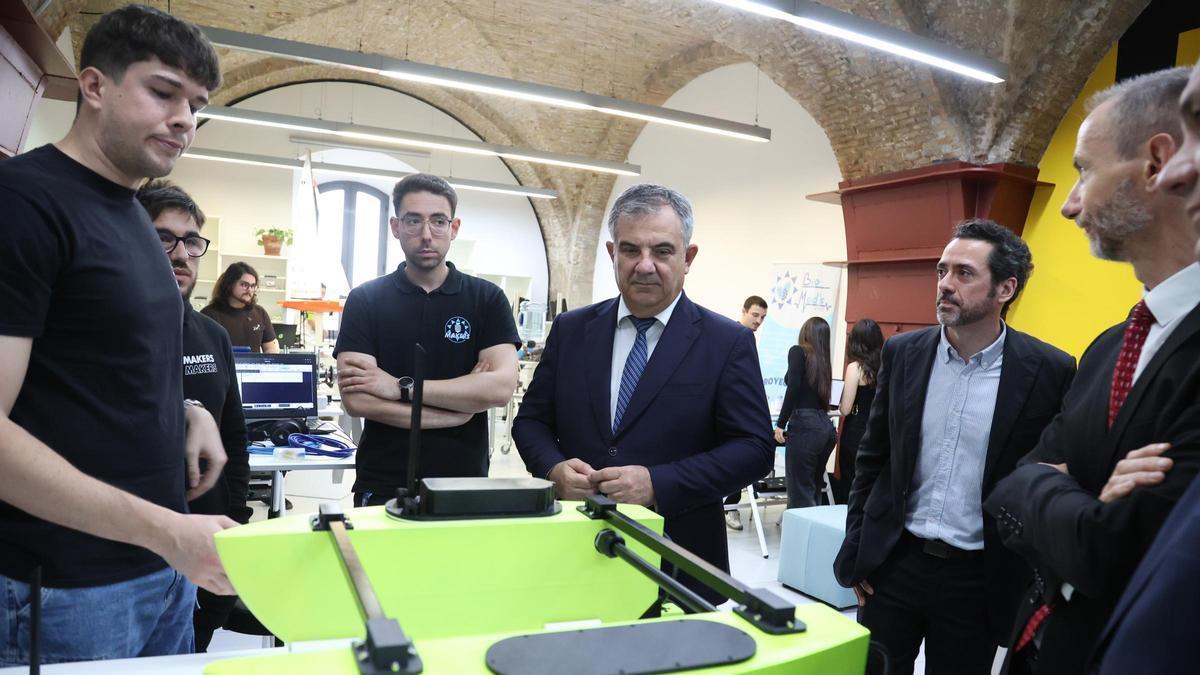 El rector de la UOCT y el consejero Vázquez han inaugurado el nuevo espacio 'retoHUB'.