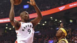 Serge Ibaka ante los Pacers de Indiana. 