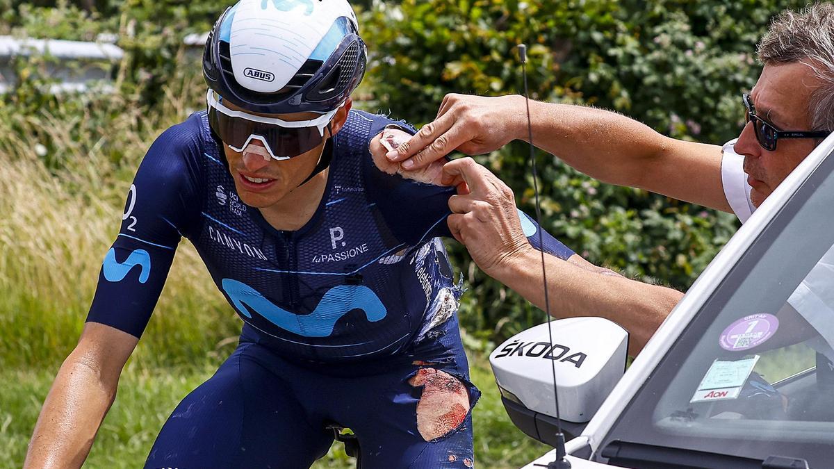 Enric Mas es atendido por los servicios médicos, durante la quinta etapa del Critérium del Dauphiné.
