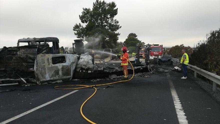 El incendio de un camión cargado de gasoil desata la alarma en la A-49