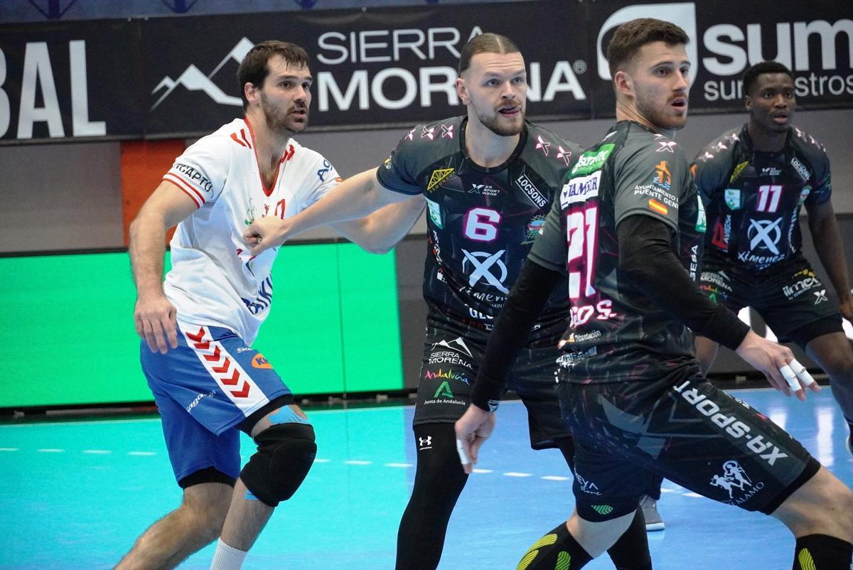 Dani Ramos lucha por un balón.