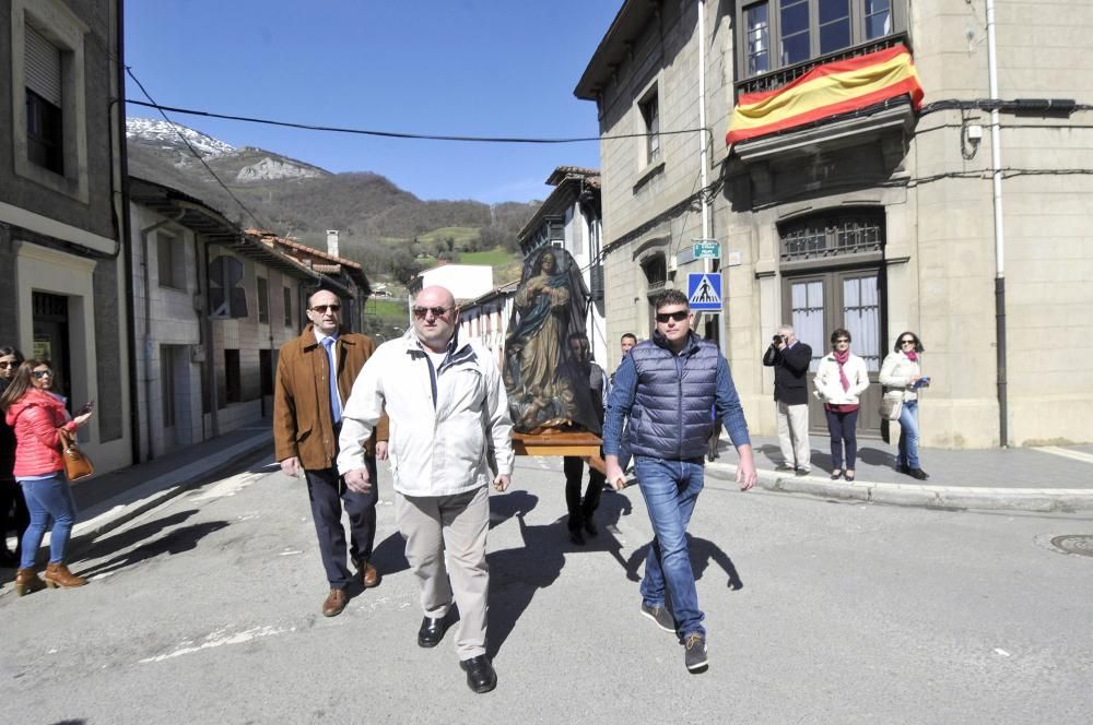 Misa y procesión de El Encuentro en Campomanes