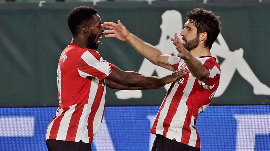 Raul García (d.) celebra su gol en el descuento con su compañero Iñaki Williams. | EFE/JULIO MUÑOZ