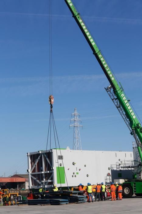 El operativo de carga de la pieza en el muelle de Valliniello.