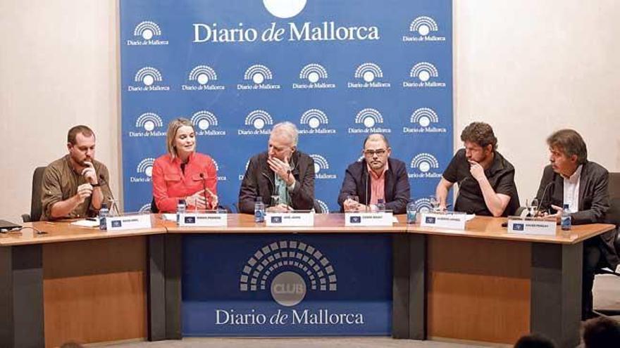 David Abril, Marga Prohens, José Jaume, Cosme Bonet, Alberto Jarabo y Xavier Pericay, ayer al inicio del debate.