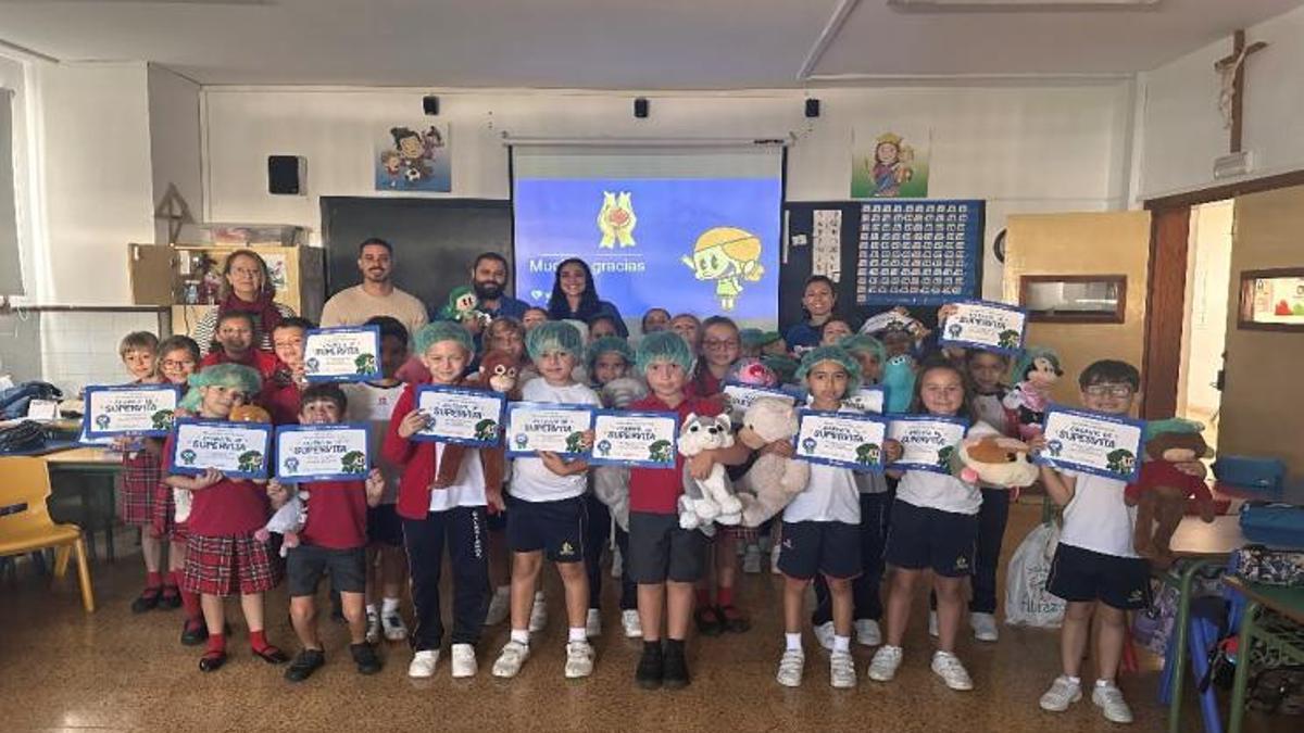 Daniel Rodríguez, Silvia Marques e Ines Martins junto a profesores y alumnos del Colegio Los Salesianos tras un Aula Salud de RCP.