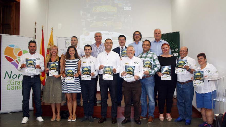 Autoridades institucionales, federativas y organizativas en la presentación de la prueba.