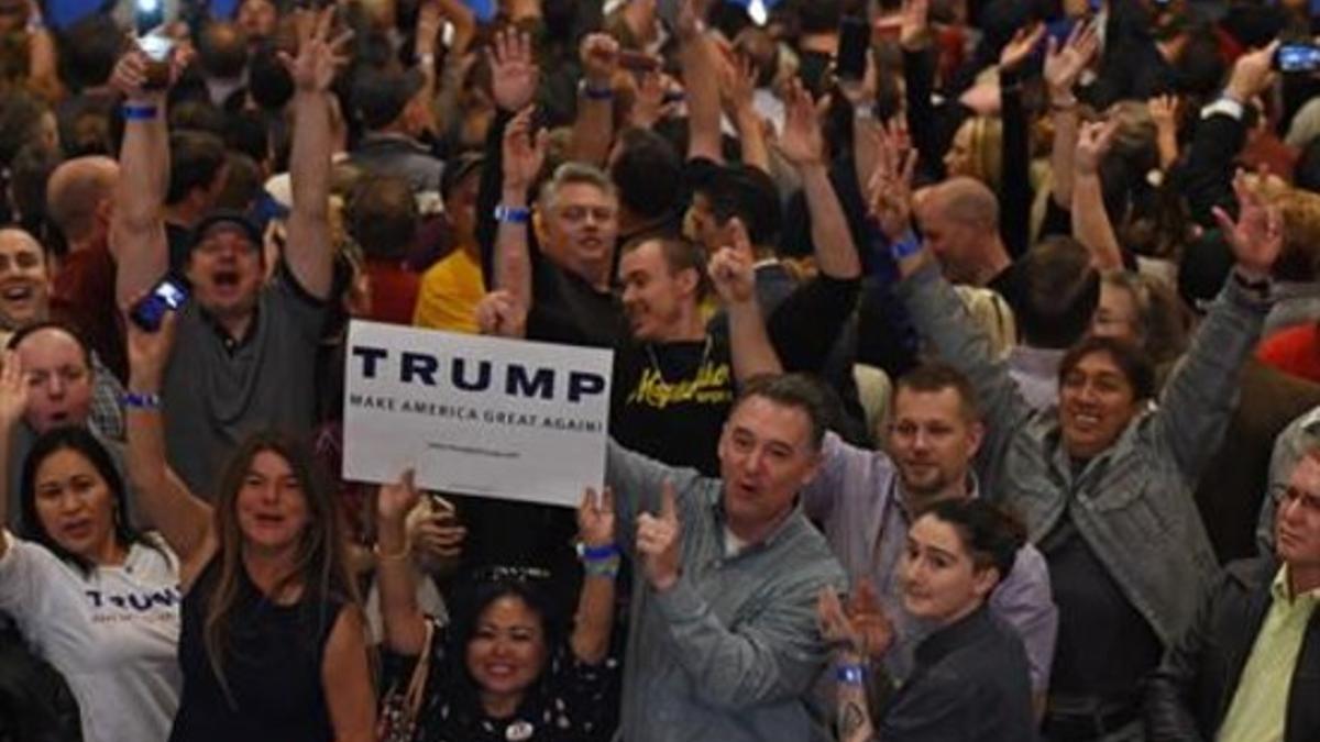Euforia 8 Simpatizantes de Trump, a la espera de la comparecencia del candidato, el martes por la noche en Las Vegas.