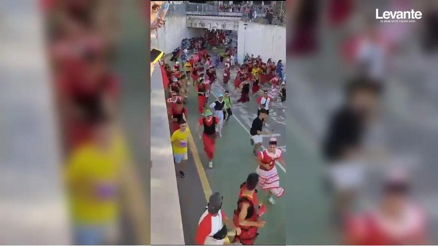 Sueltan nueve toros en un municipio de Alicante mientras desfilaban niños y jóvenes en un pasacalle