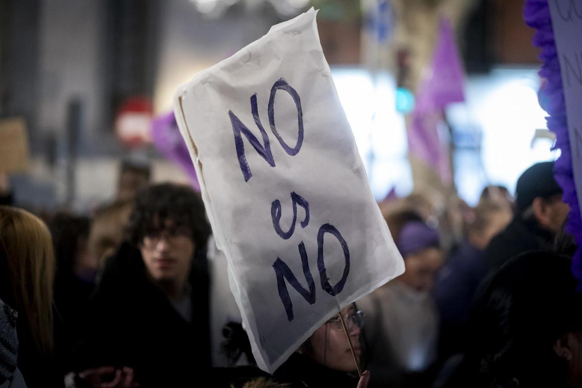 Archivo - Una pancarta durante una concentración por el día de la Eliminación de la violencia contra las Mujeres