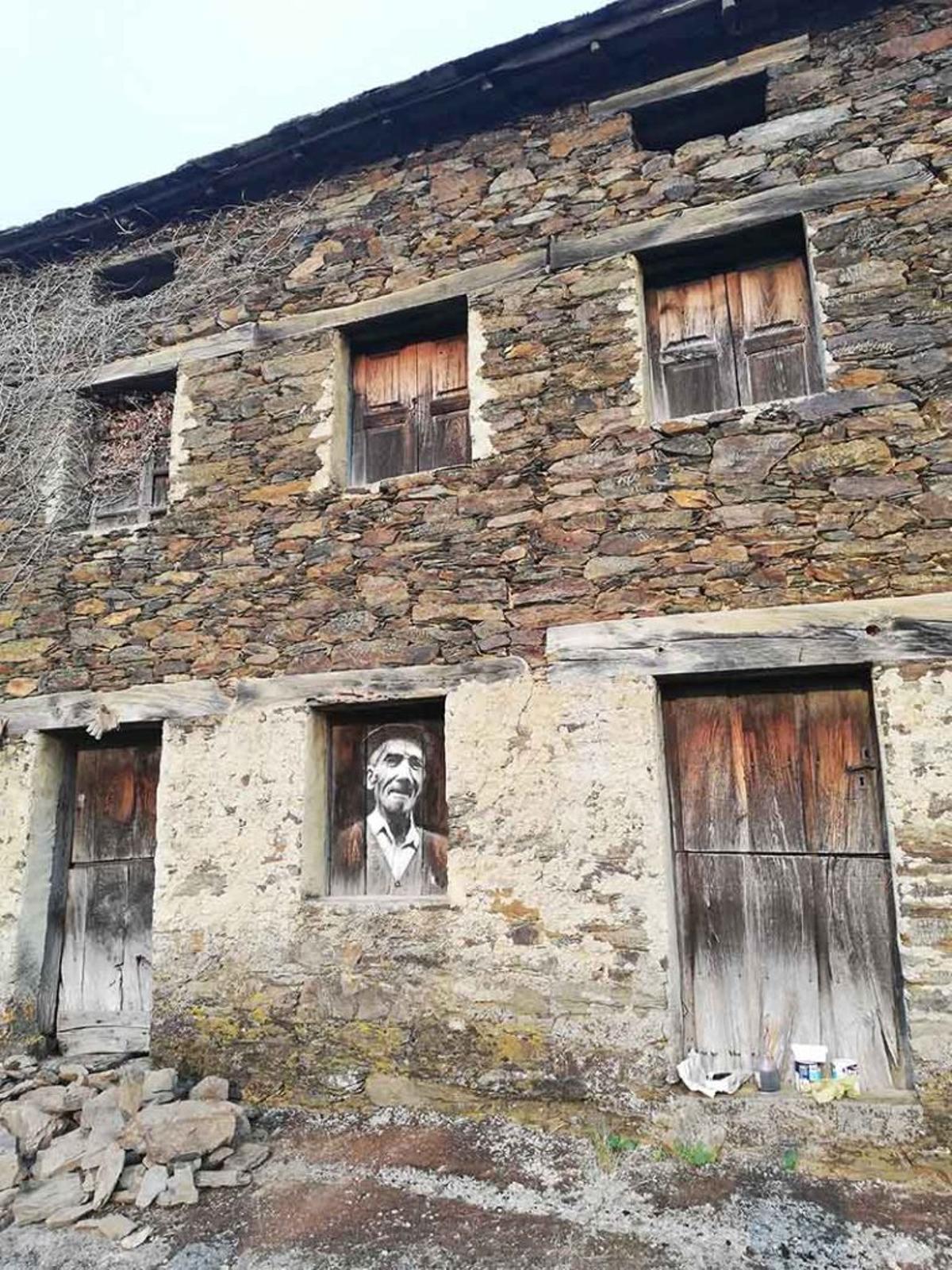 Una pintura en una casa abandonada