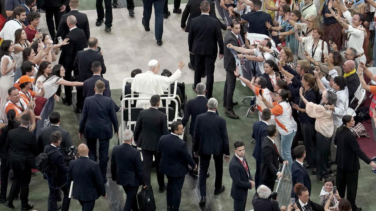 El Papa León XIV en el acto con la comunidad diocesana en el Estadio Santiago Bernabéu.